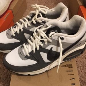 Brand new Air max command size 7y kid/ 8.5 wmn